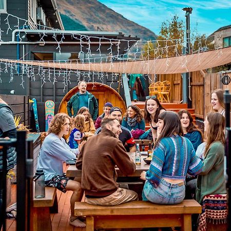 The Black Sheep Backpackers Queenstown Exterior photo