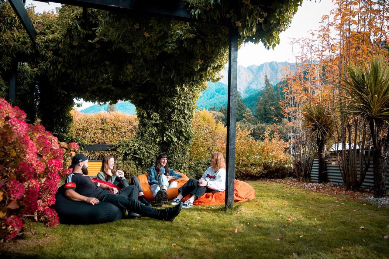 The Black Sheep Backpackers Queenstown Exterior photo