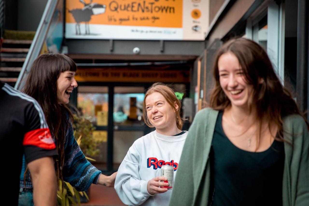 The Black Sheep Backpackers Queenstown Exterior photo