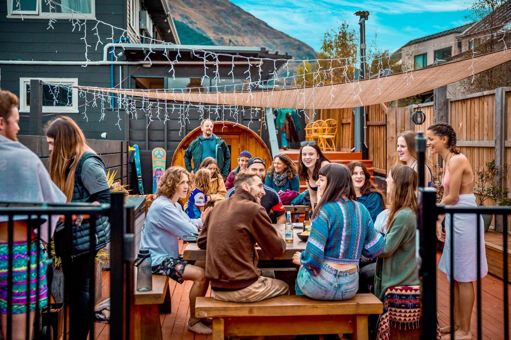 The Black Sheep Backpackers Queenstown Exterior photo